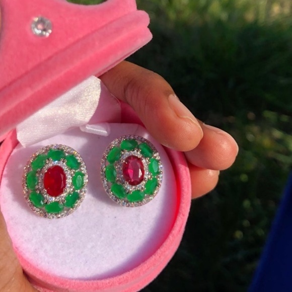 - Gorgeous emerald and ruby studs with Swarovski elements - Picture 7 of 11